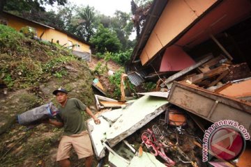 Longsor timbun rumah di Padang Pariaman