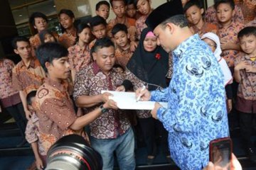 Anies Baswedan seru rakyat muliakan guru