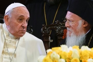 Paus, Uskup Agung janji dukung warga Kristen Timteng