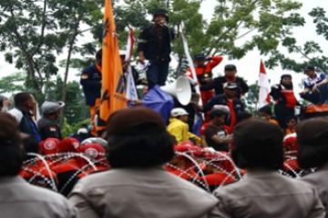 Buruh Tolak UMK Baru/Joko Sulistyo