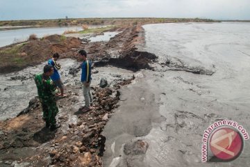 Aktivitas korban lumpur terganggu akibat tanggul jebol