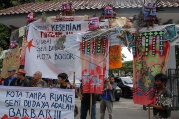 Demo seniman Bogor