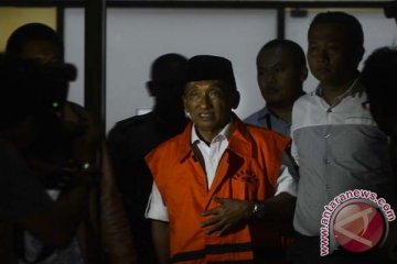 Keluarga Fuad Amin di Bangkalan menutup diri