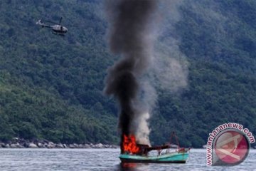 Pemerintah tenggelamkan tiga kapal ikan asing ilegal