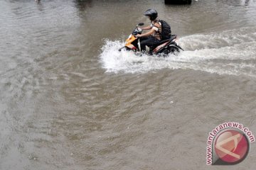 Hujan mengguyur Makassar sebagian wilayah tergenang