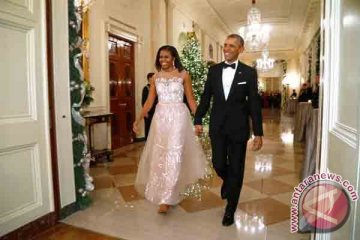 Sambil membawa bunga, Obama beri kejutan kepada istrinya