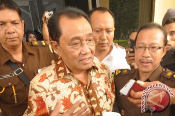 Mantan gubernur Sulteng mengaku sakit tapi tetap ditahan