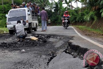 Jalur Lintas Sumatera amblas, pengemudi harap berhati-hati