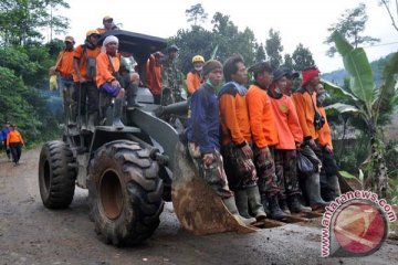 Longsoran tanah setebal 10 meter perlu diwaspadai