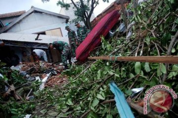 Angin puting beliung di Cianjur akibatkan ratusan rumah rusak