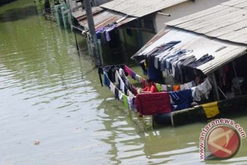 Polisi hibur bocah pengungsi banjir di Baleendah