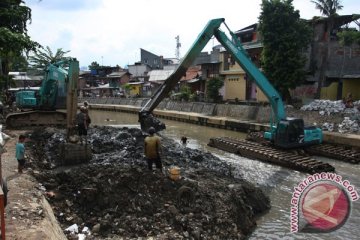 PDAM Tirta Benteng keruk lumpur Sungai Cisandane