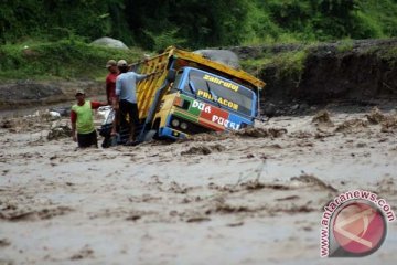 Dua kendaraan terjebak banjir lahar dingin Merapi