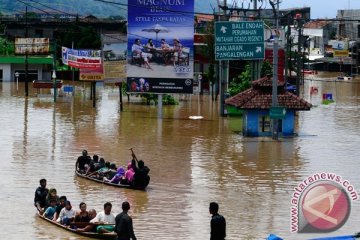 Basarnas selamatkan warga sakit terjebak banjir Baleendah