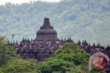 Perempuan Borobudur melukis di atas tampah