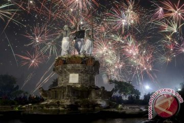 Ribuan kembang api disiapkan di pantai Marina