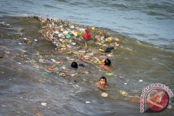 Penyelam Inggris rekam sampah plastik di laut Bali