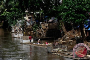 Pramuka-Kopassus TNI AD bersihkan Sungai Ciliwung