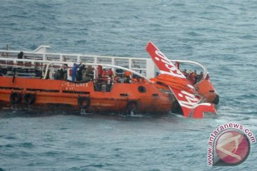 Ekor AirAsia QZ8501 berhasil diangkat ke kapal