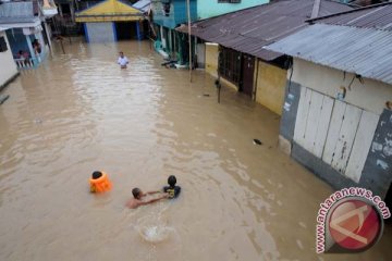 Korban banjir Manado masih mengungsi di rumah ibadah
