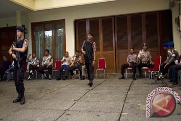 Polisi bersenjata di rumah calon Kapolri bikin anak takut