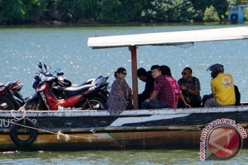 Belasan mobil pengawalan disiagakan di dermaga Wijayapura