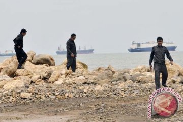 Ribuan warga di Makassar ikut bersihkan pantai dari sampah