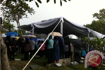 Hujan iringi pemakaman Bob Sadino