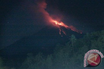 Ratusan warga sekitar Gunung Karangetang mengungsi