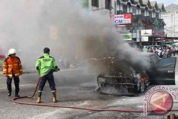 Mobil terbakar sebabkan kemacetan panjang di Pekanbaru
