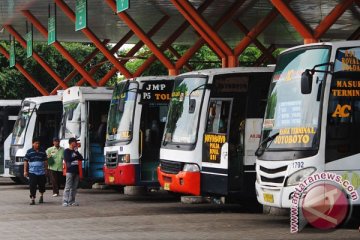 Petugas terminal Purabaya pasang tarif di kaca bus