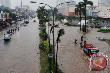 Warga Kelapa Gading ungsikan kendaraan di mall dan tol