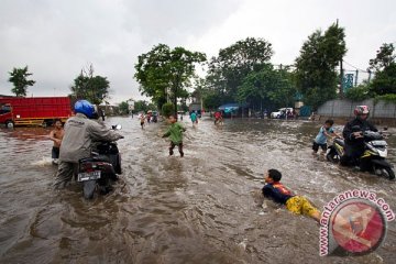 Jalanan Jakarta tergenang Senin pagi, sebagian tak bisa dilewati