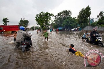 Terkena genangan air, lalin dialihkan ke jalur Busway