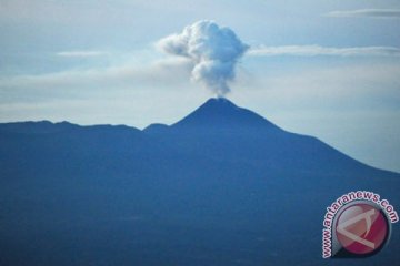 Gunung Lokon bisa keluarkan lagi letusan uap