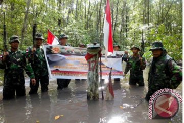 Diguyur hujan, upacara Sumpah Pemuda di perbatasan RI-Malaysia khidmat