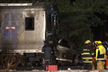 Tujuh tewas dalam tabrakan kereta dan mobil di New York