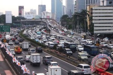 Ruas tol lingkar luar Jakarta tersendat