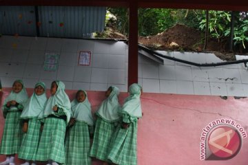 Sekolah dan rumah nyaris ambruk terbawa longsor