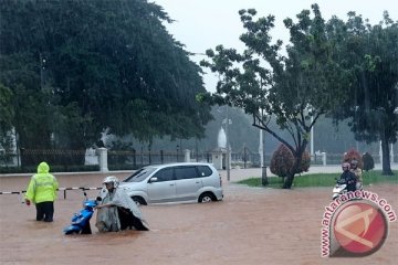 Banjir sebabkan banyak orang terlambat pulang