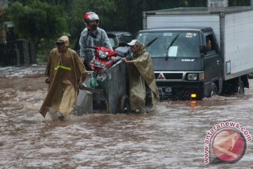 Ratusan titik badan jalan di Bekasi rusak