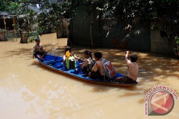 Tanggul sungai jebol, ratusan rumah di Bandung terendam
