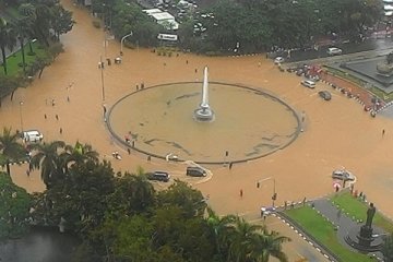 Jakarta waspada banjir, hujan deras diprediksi hingga sore 