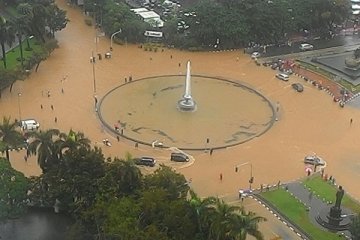 Banjir jadi tontonan pegawai kantoran