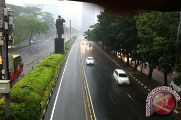 Kawasan Jakarta yang diguyur hujan dan angin kencang