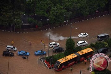 Sebagian layanan Transjakarta masih lumpuh