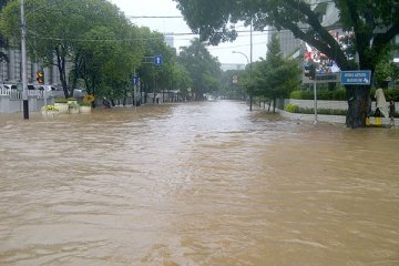 Perempatan ITC Cempaka macet parah karena banjir