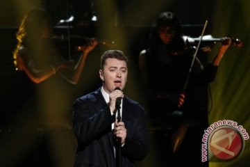 Sam Smith luncurkan video James Bond "Writing's on The Wall"
