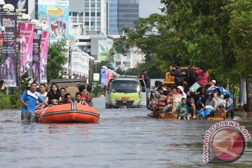 Mensos sambangi pengungsi korban banjir di Jakarta