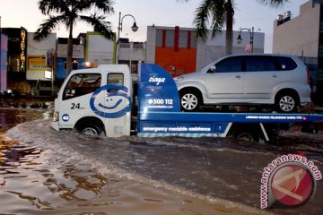 Banjir masih genangi sejumlah jalan di Semarang